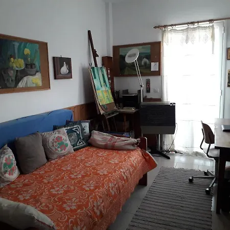 A Pretty House Of Art Deco & Local Knitting Baskets Тинос