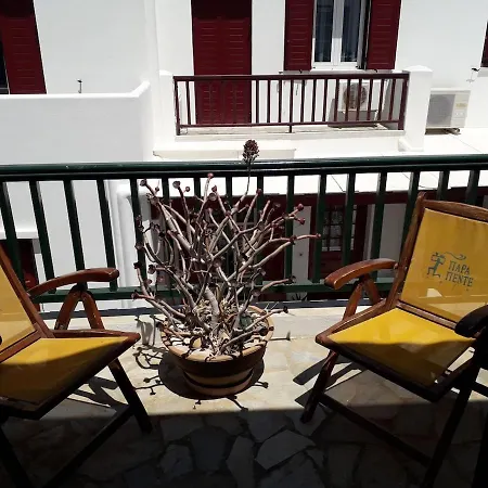 A Pretty House Of Art Deco & Local Knitting Baskets * Тинос